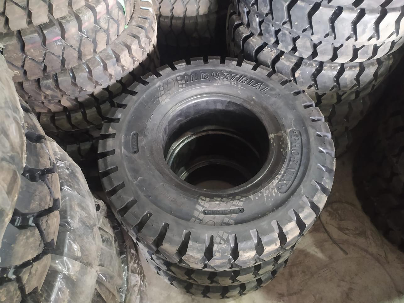 TRUNG TÂM PHÂN PHỐI LỐP XE NÂNG UY TÍN NHẤT DĨ AN - BÌNH DƯƠNG